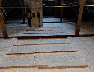 Zateplení stropu rodinného domu pomocí foukané izolace